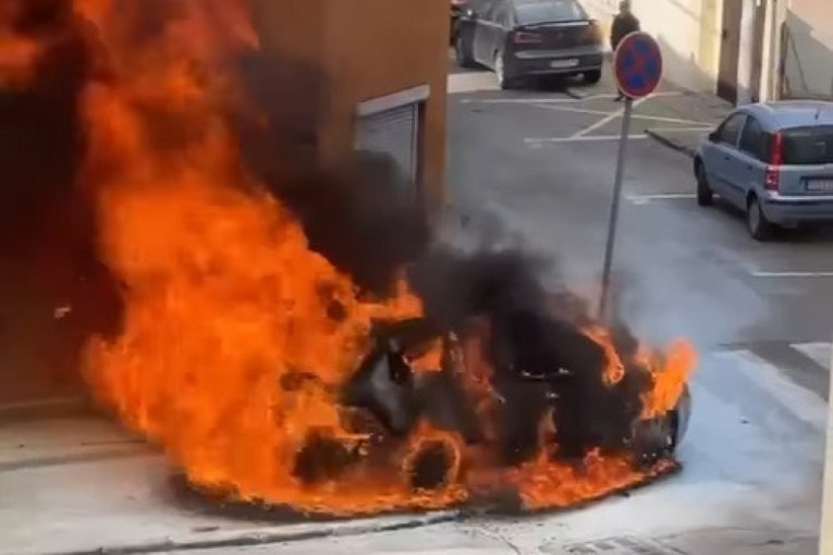 Drama na Zvezdari: Zapalio se automobil - plamen zahvatio i susednu kuću (FOTO/VIDEO)