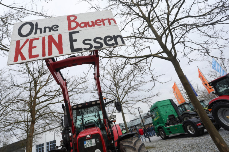 Balegom na političare! Ne jenjavaju protesti poljoprivrednika u Nemačkoj, "radio" i biber-sprej (VIDEO)