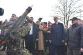 Predsednik Vučić u Nišu na prikazu naoružanja: Ulažemo 300 miliona evra u proizvode domaće industrije (VIDEO)