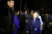 U čast Sretenja: Premijerka Brnabić otvorila izložbu posvećenu ćirilici - na Kuli Beograd izveden "Prikaz ćiriličnih slova" (FOTO)