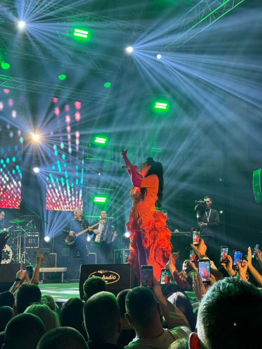 Zagrevanje Dragane Mirković za Arenu odvilo se u ovom gradu: Pevačica nije skrivala radost! (FOTO)