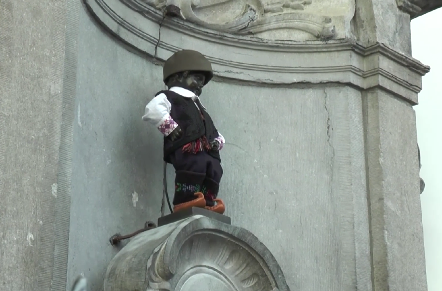 Obeležen Dan državnosti Srbije u Briselu: Maneken Pis u srpskoj nošnji, služeni so i pogača