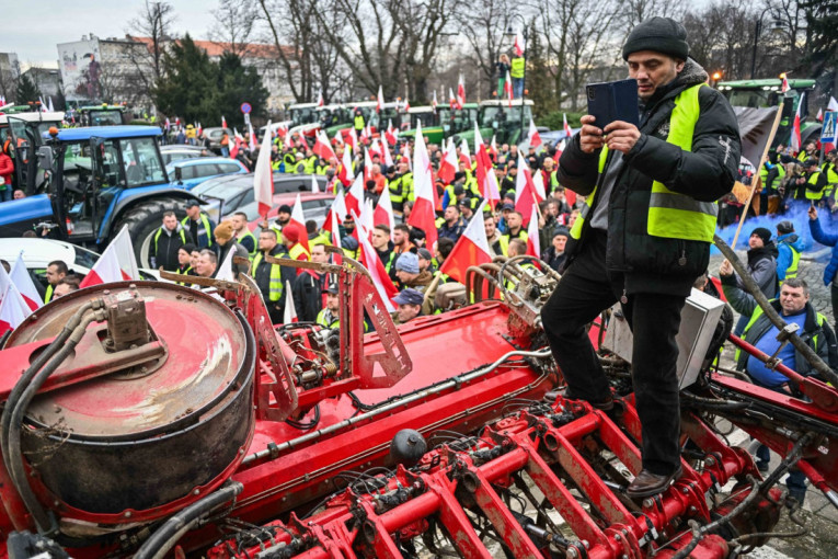 Poljoprivrednici napravili rusvaj u Poljskoj! Palili lomače i baklje, jajima gađali kancelariju Evropske komisije (VIDEO)