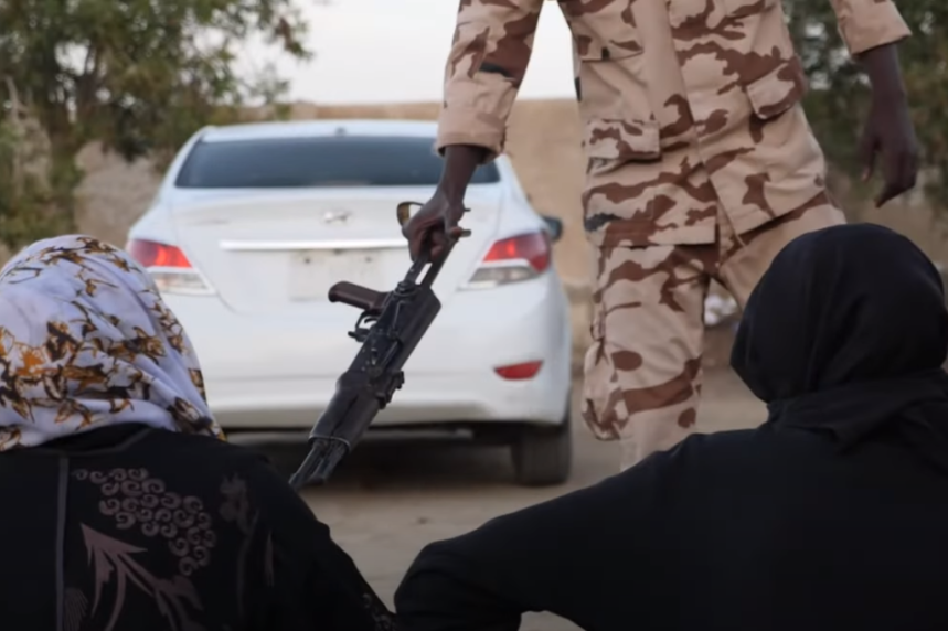 Žene u Sudanu prinuđene da uzmu puške u ruke, obučavaju se za borbu: Moram da zaštitim svoje ćerke i sebe