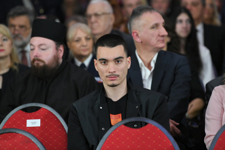 Sin legende Partizana u Areni: Nikola Milojević bodri crno-bele, jedan detalj sa njegove majice tera suze na oči!