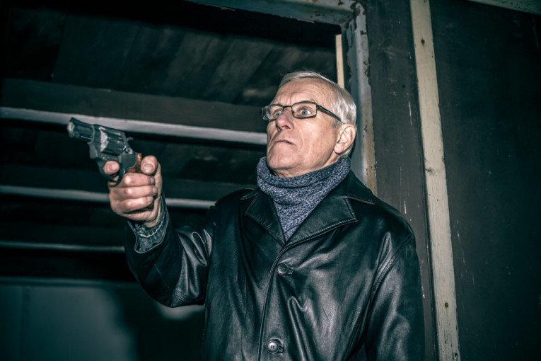 Penzioner (75) ušao naoružan u poštu: Ispala mu torbica, revolver opalio, a on pobegao!