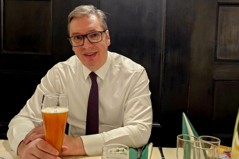 Srećan sam što posle 20 godina možemo da popijemo pivo! Evo sa kim predsednik Vučić provodi slobodno vreme u Minhenu! (FOTO)
