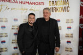 Porodica Dragane Mirković stigla na koncert u Štark areni! Muž i sin oduševili elegantnim izdanjem (FOTO)