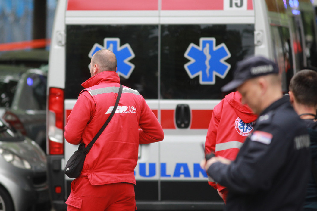 Dva udesa za samo nekoliko sati: Automobil sleteo sa Pančevačkog mosta, motociklista hitno prevezen u Urgentni centar