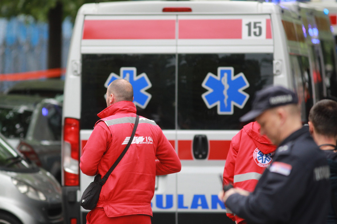 Teška nesreća na Ibarskoj: Prevrnuo se automobil, muškarac hitno prevezen u Urgentni, ima teške povrede
