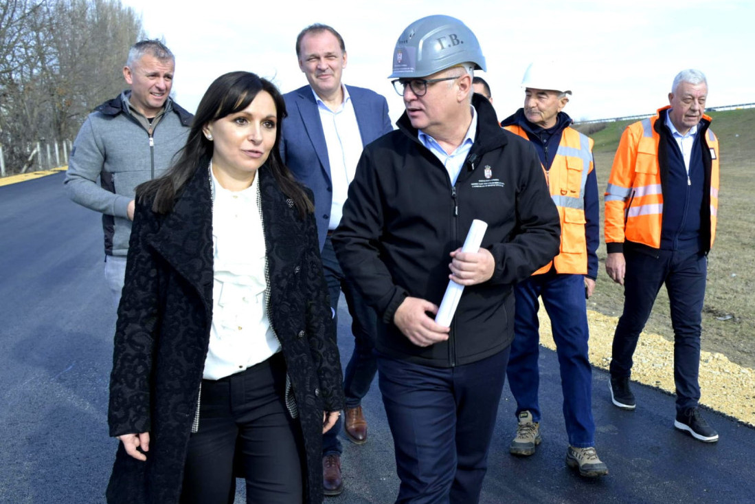 Dve milijarde evra za obnovu lokalnih i regionalnih puteva: Ministar Vesić obišao radove na rekonstrukciji Industrijske ulice u Rumi (FOTO)
