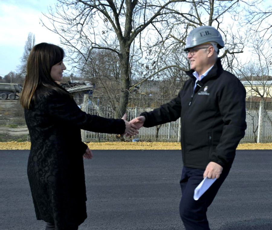 Dve milijarde evra za obnovu lokalnih i regionalnih puteva: Ministar Vesić obišao radove na rekonstrukciji Industrijske ulice u Rumi (FOTO)
