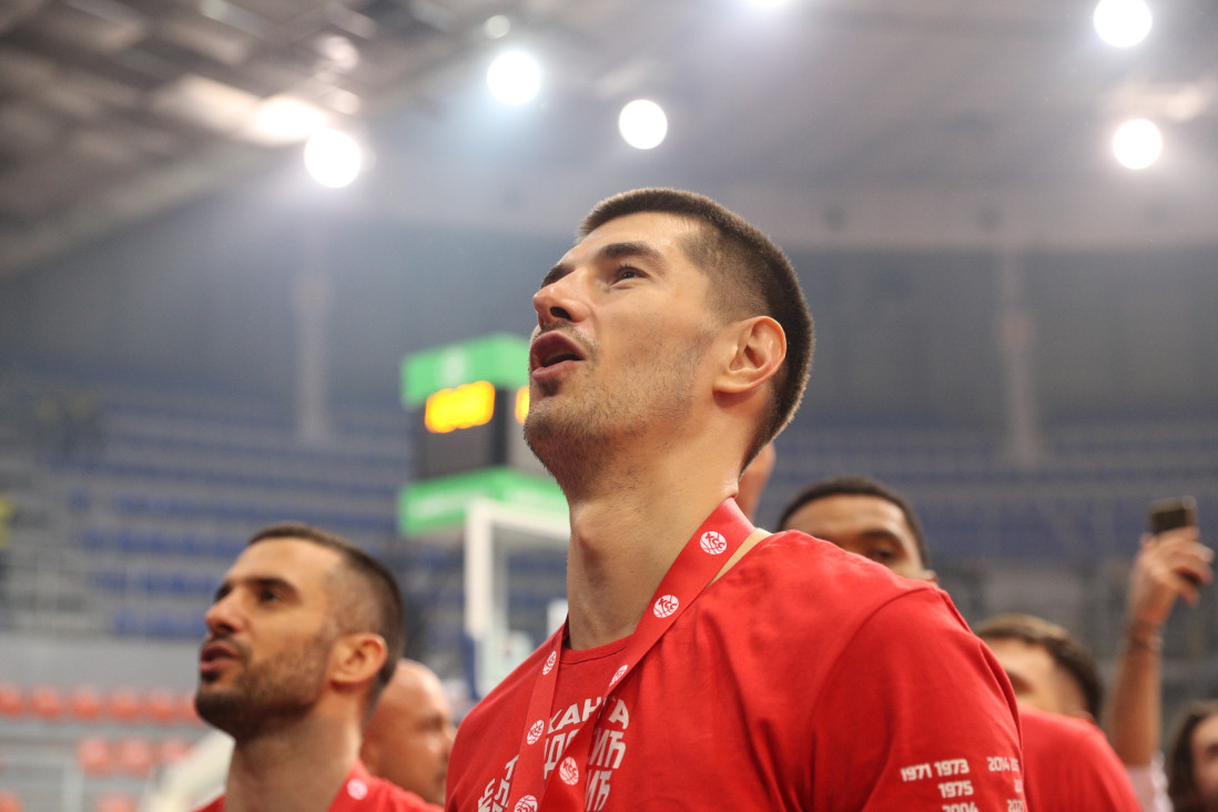 Miloš je veliki zvezdaš, jasno je koliko mu znači trofej! Mitrović otkrio da kod njega i saigrača glad za pobedama ne jenjava!