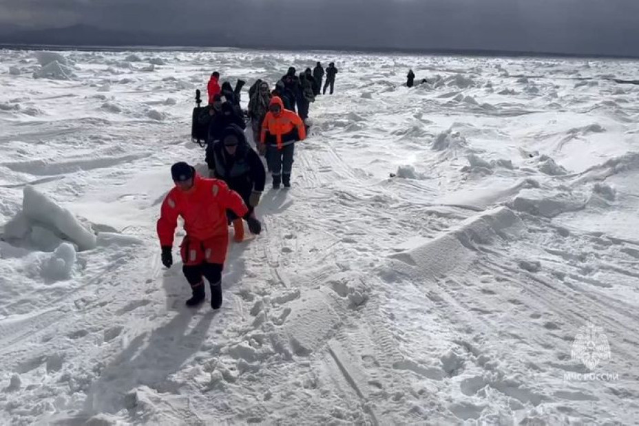 Na Sahalinu spaseno više od 80 ribara! Uspešno evakuisani sa odlomljene ledene sante