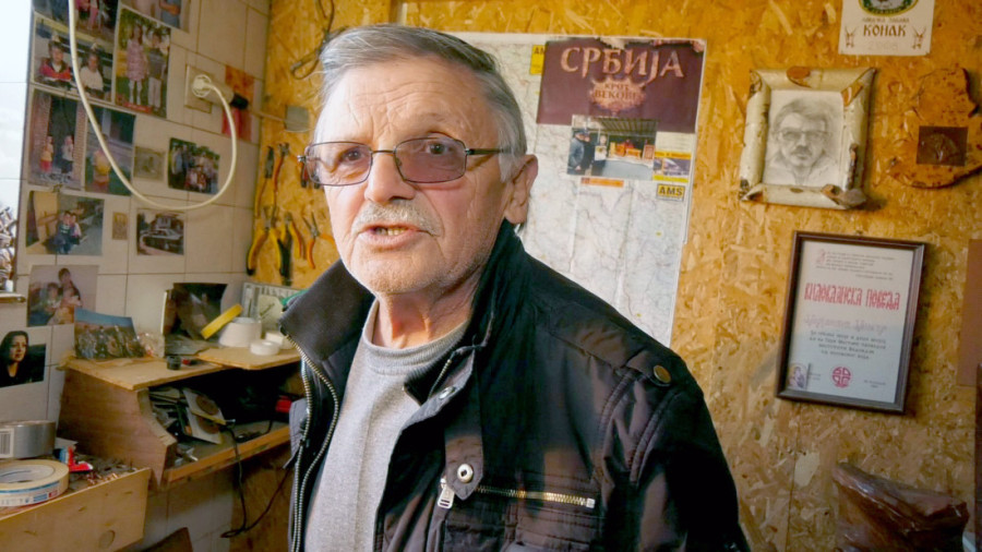 Bolest ga pogodila u desnu, ali on nastavio da rezbari levom rukom: Samouki umetnik Mile od stare štale napravio neverovatan atelje (FOTO)