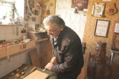 Bolest ga pogodila u desnu, ali on nastavio da rezbari levom rukom: Samouki umetnik Mile od stare štale napravio neverovatan atelje (FOTO)