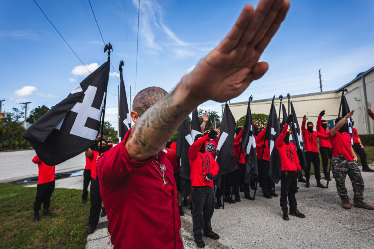 Osnovci započeli bizaran izazov na TikToku: Slikaj svastiku i okači na mrežu!