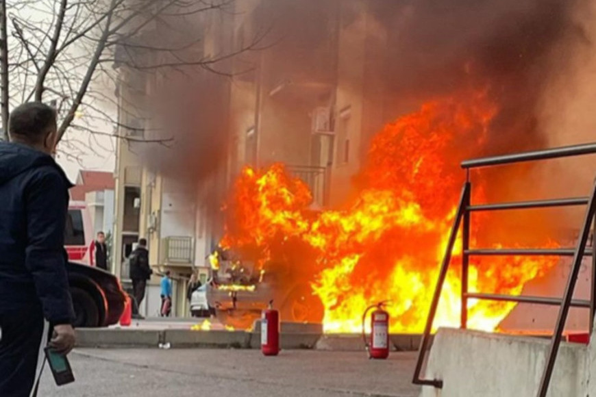 Drama na Voždovcu: Zapalio se automobil u pokretu! (FOTO)