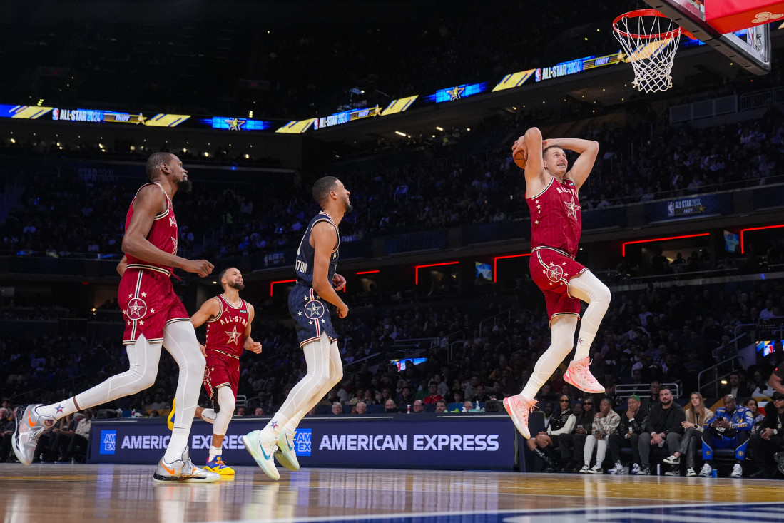 Jokić zabavljao Amerikance na Ol-star meču! Krenuo da zakuca, pa učinio nešto što samo on može! (VIDEO)