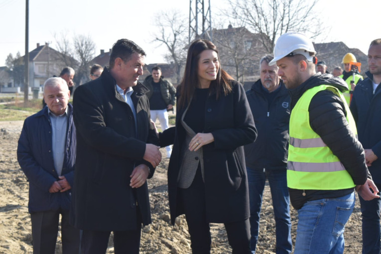 Ministarka ekologije u Pećincima: Obišla radove na nedostajućoj kanalizacionoj mreži u naseljima Ogar i Brestač