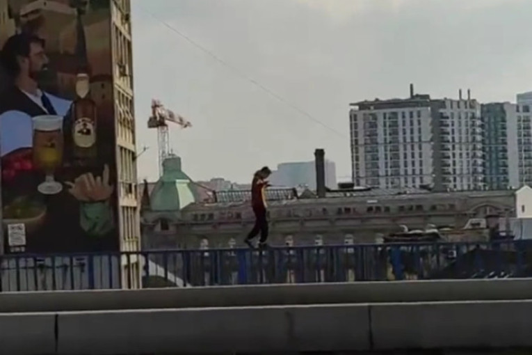 Zastrašujući snimak iz centra Beograda: Mladić šeta po ogradi Brankovog mosta! (VIDEO)