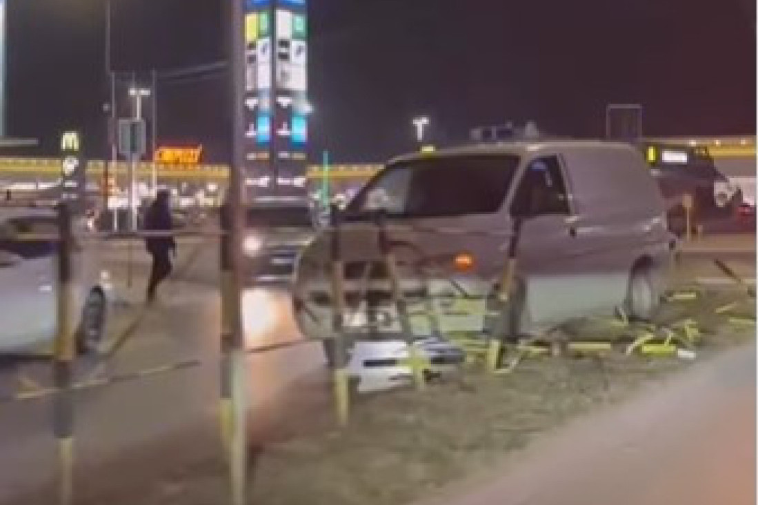 Karambol u Nišu: Kombijem se zakucao u ogradu, nekoliko stubića iščupano iz zemlje! (VIDEO)