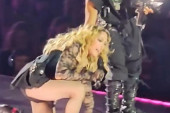 Madona pala sa stolice tokom koncerta, pa napravila ovaj potez: Mogla je da pogine (VIDEO)