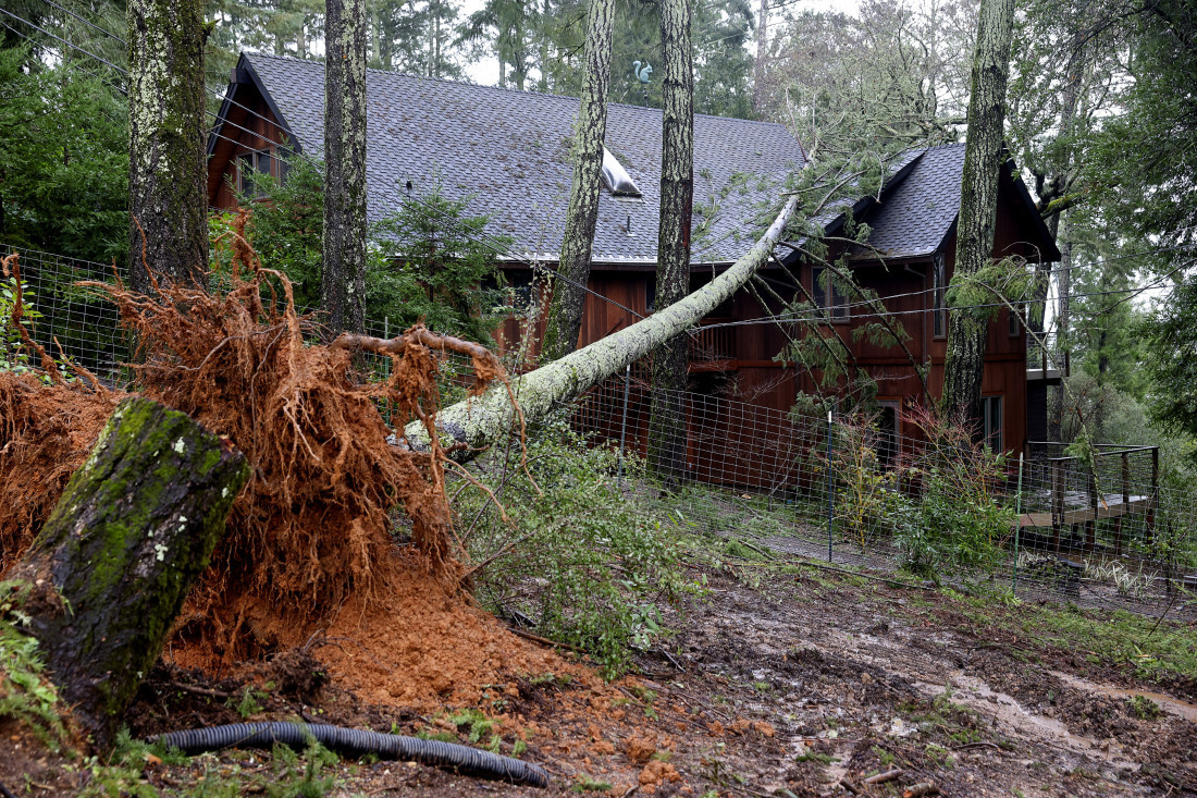 Meteorolozi najavljivali i tornado: Olujno nevreme pogodilo Kaliforniju, 11.000 domova bez struje (FOTO)