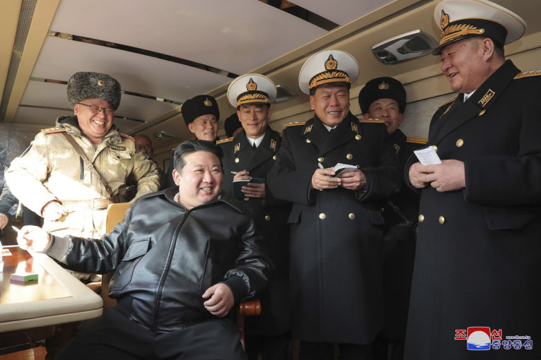 Putin se baš otvorio: Kim Džong Unu poklonio automobil