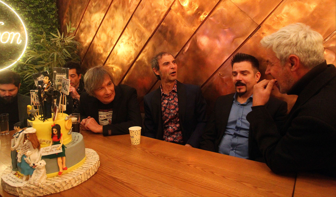 Bajaga se rukovao sa svima u sali na svom prvom koncertu: Da li će mu to poći za rukom 40 godina kasnije (GALERIJA)