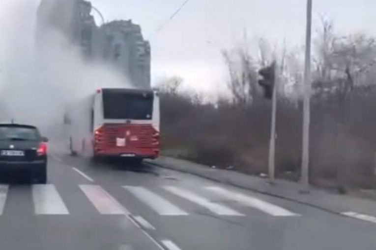 Kulja gust dim: Zapalio se autobus na Banjici