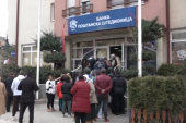 Redovi za podizanje dinara na KiM i danas, Priština odbija da o problemu razgovara