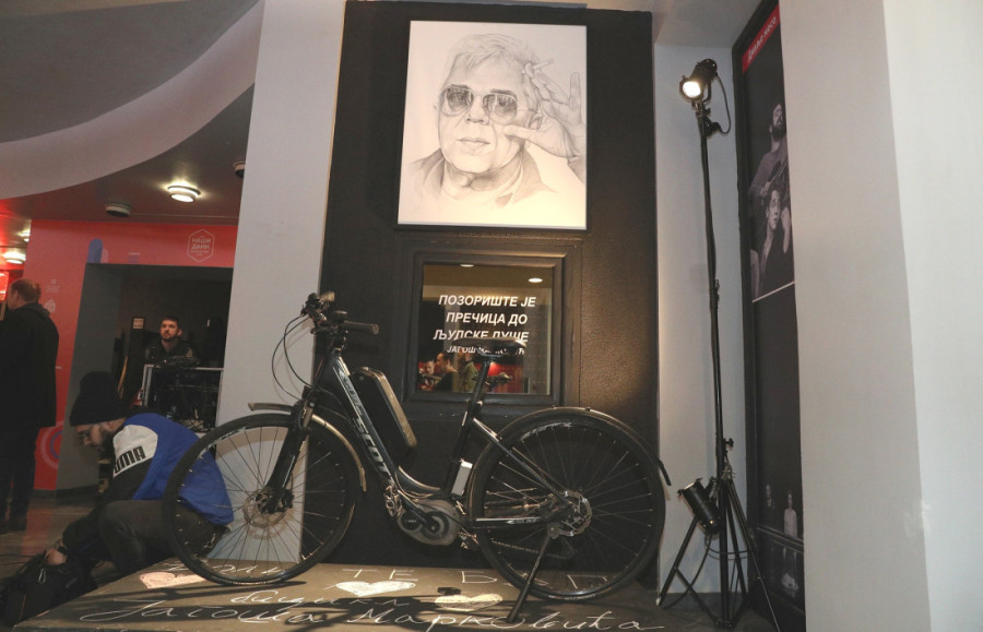 Suze Vesne Trivalić, dirljive reči i emotivna sećanja: Beogradsko dramsko pozorište obeležilo godišnjicu smrti Jagoša Markovića (FOTO)