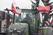 Poljoprivrednici u Poljskoj blokiraju ulazak vojne pomoći u Ukrajinu: Barikade na nekoliko puteva, prosipali žito na zemlju (VIDEO)
