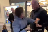 Jedna gospođa je počela da ga gura na kasi iz čista mira: Detalji incidenta iz Marketa u Železniku! (VIDEO)