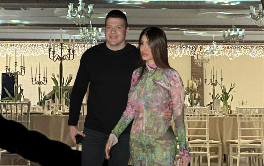 Sloba i Jelena blistaju na svom slavlju, ona priznala: Imam tremu! Ovu pesmu će joj pevač otpevati umesto prvog plesa