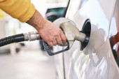 Štetna navika: Ukoliko ovo radite dok točite gorivo, možete ozbiljno da naškodite autu, ali i da ispraznite novčanik