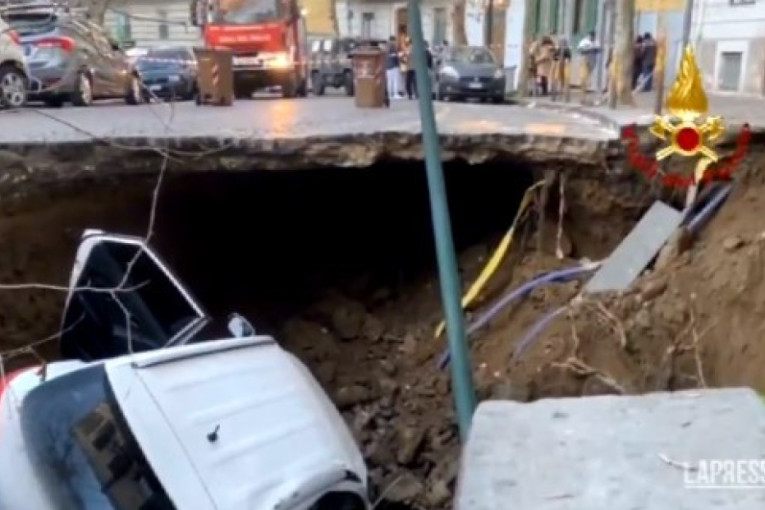 Urušila se ulica u Napulju: Dva automobila upala u provaliju, stanari evakuisani iz jedne zgrade (VIDEO)