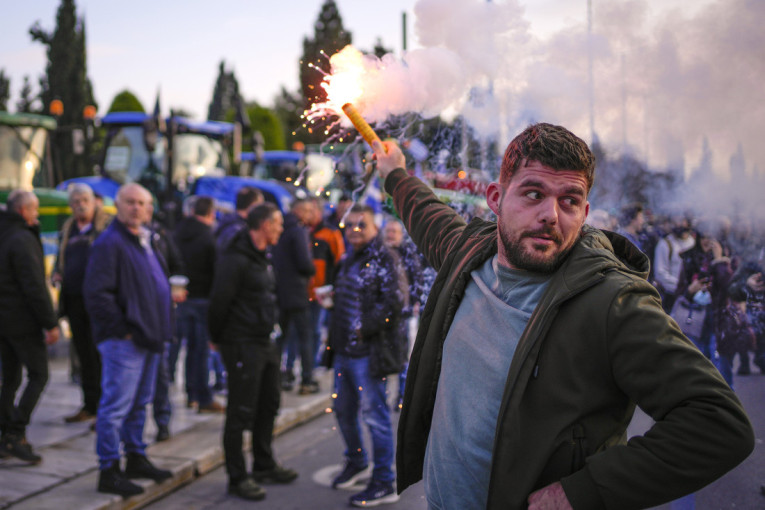 Zavijaju sirene ispred parlamenta u Grčkoj! Nezadovoljstvo raste iz dana u dan, poljoprivrednici čekaju reakciju (VIDEO/FOTO)