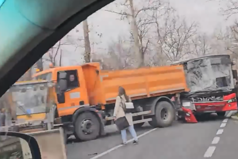 Saobraćajna nezgoda u Bulevaru oslobođenja: Sudar autobusa i kamiona Komunalne službe! (VIDEO)