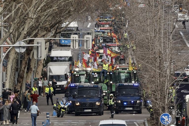 Poljoprivrednici blokirali Madrid: U grad nadire 500 traktora, hiljade besnih farmera obustavile saobraćaj (VIDEO/FOTO)