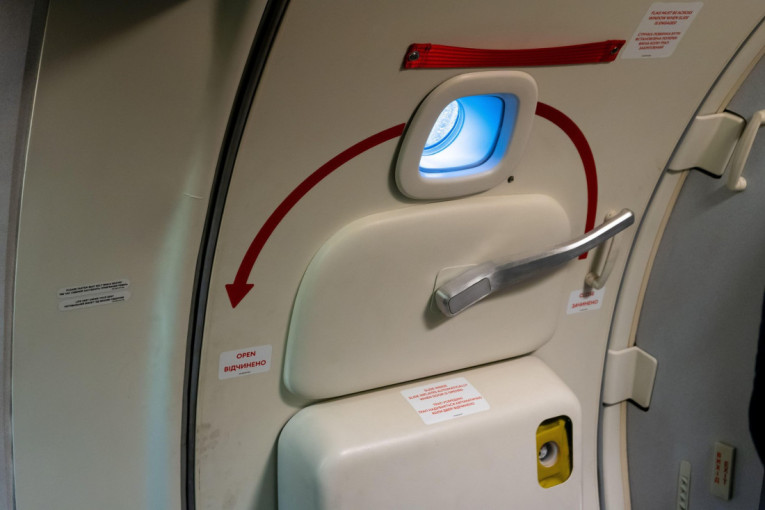 Putnik pokušao da otvori vrata aviona, savladan je od strane saputnika i vezan samolepljivom trakom (FOTO)