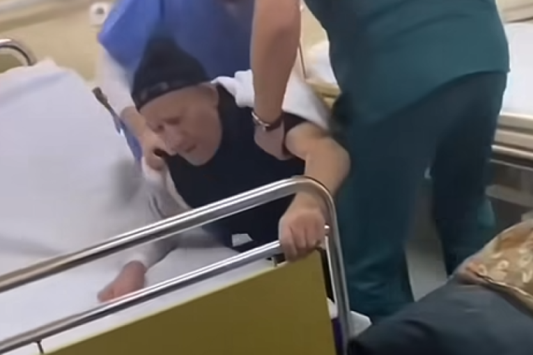 Zaposleni u hitnoj pomoći maltretirali nemoćnog starca: Drugi pacijent snimio sve (VIDEO)