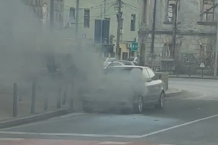 Buktinja u centru Beograda: Gori automobil ispod Brankovog mosta (VIDEO)