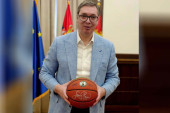 Vučić dobio košarkašku loptu sa potpisom legende Bostona: Čim završim fakultet za trenera, pokloniću je klincima koje ću da vodim (FOTO)