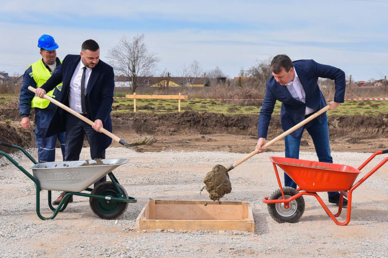 Rešava se pitanje vodosnabdevanja u Temerinu: Mirović položio kamen temeljac za izgradnju fabrike vode (FOTO)