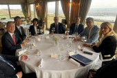 Vučić na ručku sa ambasadorima Kine: Sastanak uz domaća vina, razgovaralo se i o poseti Sija našoj zemlji (FOTO)