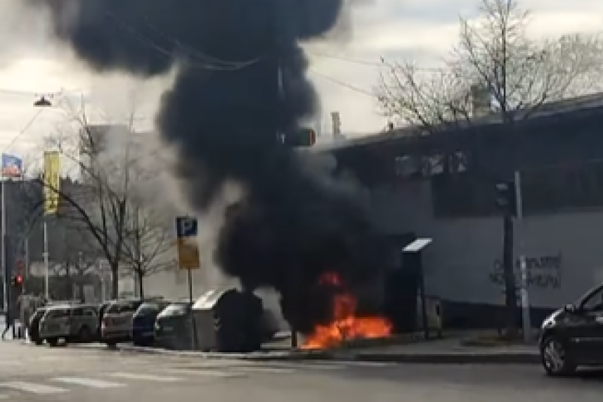 Požar u Svetozara Markovića: Gust dim kulja iz kontejnera u centru grada (VIDEO)