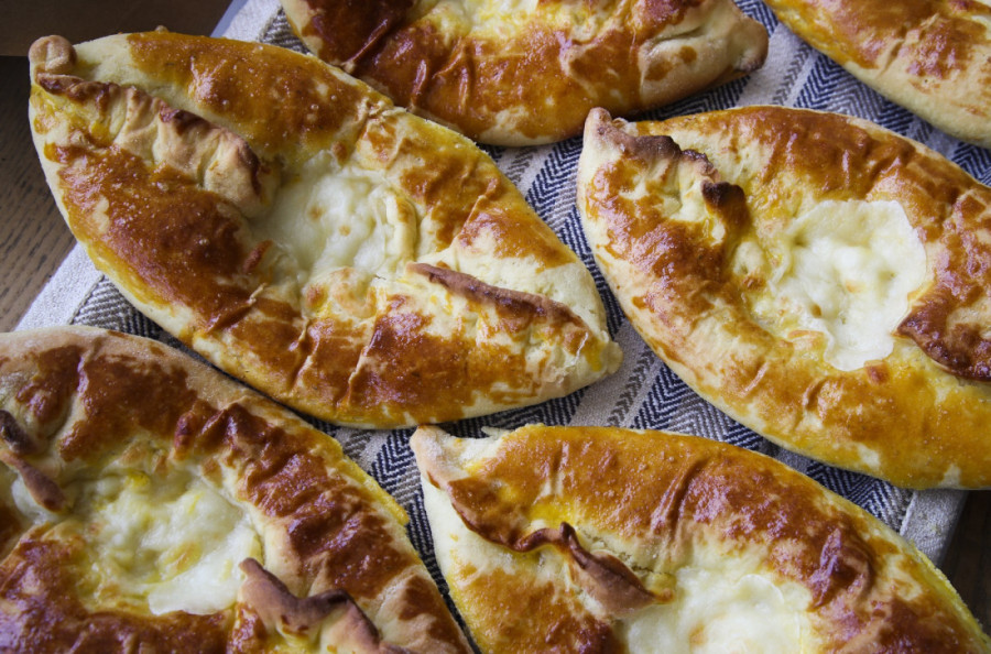Recept dana: Hačapuri je tradicionalni gruzijski specijalitet, mali čamac od testa punjen sirom i obogaćen jajetom za sjajan početak dana
