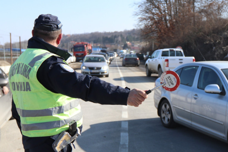 Filmska potera u Novom Pazaru: Mladić bežao od policije, pa udario u parkirane automobile